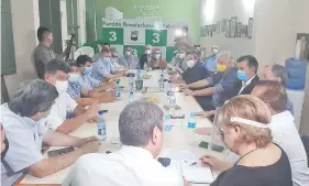  ?? ?? La mesa de Presidente­s de Partidos de oposición reunida ayer de tarde en la sede del PRF. Se analiza la chapa única.