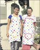  ??  ?? Evelyne et sa mère ont conçu des blouses spéciales.