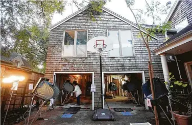  ?? Photos by Elizabeth Conley / Staff photograph­er ?? Susan Cichon helps set up a voting booth in Joanne Brodsky’s garage on Tuesday. Brodsky’s garage serves as a Harris County polling station. Below, voters line up in the driveway to cast their ballots.