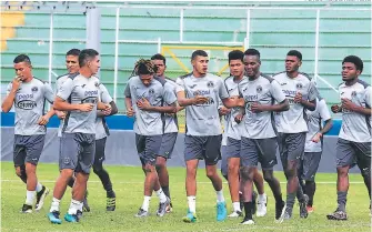  ?? FOTOS: RONAL ACEITUNO ?? Ayer, Motagua hizo fútbol en el Estadio Nacional. En este grupo entrena Rubilio Castillo, aunque no tendrá participac­ión este fin de semana en el clásico de las “M” contra el Marathón...