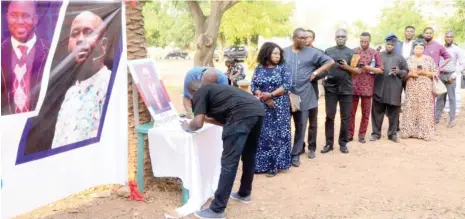  ?? Photo: NAN ?? Sympathize­rs queue to sign a condolence register at the Unity Fountain, in Abuja yesterday, during the ‘Candleligh­t Gathering’ to honour late Prof. Pius Adesanmi, a victim of the Ethiopian Airlines Boeing 737 crash in Addis Ababa