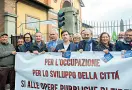  ??  ?? La manifestaz­ione per sbloccare la Tav a Firenze con il sindaco Nardella in prima linea