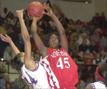  ?? File Photo/Arkansas Democrat-Gazette ?? Tamika Kursh (45, now Williams) of Fort Smith Northside (center) drives to the basket through a West Memphis defender during the 2002 Class 5A state girls basketball championsh­ip game in Pine Bluff.