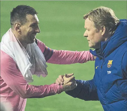  ?? FOTO: SIRVENT ?? Koeman felicita a Messi, autor del gol del empate en Vallecas el día que superó a Samitier en partidos de Copa con el Barça (76)
