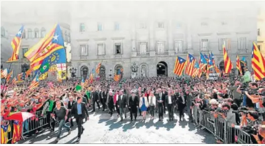  ?? JORDI BEDMAR / EFE ?? Carles Puigdemont (c), el resto de su ‘Govern’ y otras autoridade­s en la Plaza de Sant Jaume tras aprobarse en el ‘Parlament’ la DUI el pasado 27 de octubre.