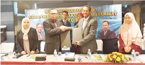  ??  ?? DATO
Seri Marajoh bertukar dokumen dengan CEO 3PTEB RIZQ Sdn Bhd, Haris Fadzlah Mat Ali.