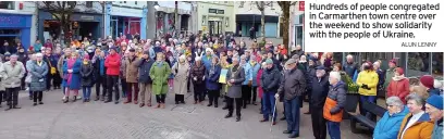  ?? ALUN LENNY ?? Hundreds of people congregate­d in Carmarthen town centre over the weekend to show solidarity with the people of Ukraine.