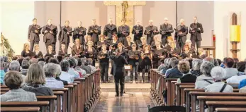  ?? FOTO: SIEDLER ?? Der Aalener Kammerchor unter Thomas Baur hat bei seinen drei Konzerten im Kreis die Zuhörer mit fasziniere­nd neuen Werken begeistert.