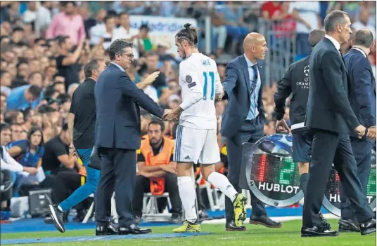  ??  ?? PITOS Y APLAUSOS. Bale fue sustituido en el minuto 82 por Mayoral. El Bernabéu le despidió con pitos y aplausos... División de opiniones.