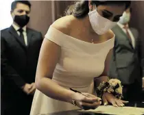  ?? FAMILIA SÁNCHEZ /CORTESÍA ?? Guadalupe firmando su acta de matrimonio