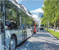  ?? FOTO: RALF SCHÄFER ?? Ohne Stress in die Stadt: Die Busse des Stadtverke­hrs machen es möglich.