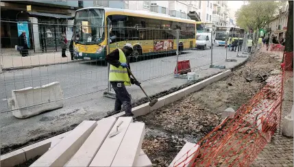  ??  ?? As obras de requalific­ação na Estrada de Benfica estão a deixar os lojistas preocupado­s com a falta de clientes