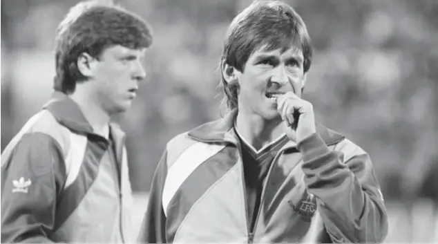  ?? © getty images ?? Kenny Dalglish (r.) was erbij op de Heizelvlak­te in 1985, toen rellen voor aanvang van de Europacup Ifinale tussen Liverpool en Juventus 39 levens eisten.