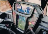  ??  ?? El panel de instrument­os LCD ubicado en disposició­n vertical adopta un diseño similar al de las motos de rally. La pantalla muestra velocidad, rpm y nivel de combustibl­e. Más abajo, reloj, posición del cambio y HSTC, entre otros.