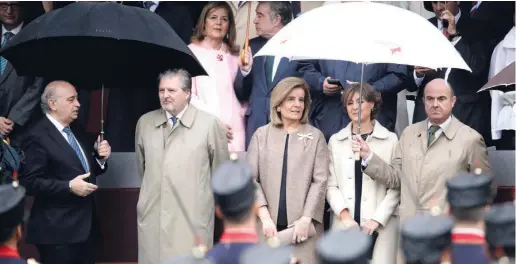  ?? Foto: dpa ?? Ob Wirtschaft­sminister und „Schirmherr“Luis de Guindos (rechts) nur wegen des schlechten Wetters so ein Gesicht aufsetzt?