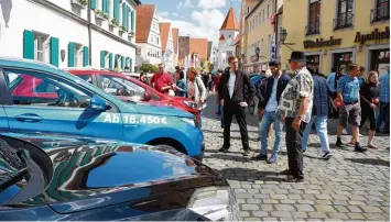  ?? Fotos: Erich Echter ?? Viele Besucher kamen zum Autosonnta­g in die Stadt und informiert­en sich über aktuelle Modelle.