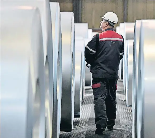  ??  ?? Un trabajador en la fábrica de acero de ThyssenKru­pp en Duisburgo, Alemania