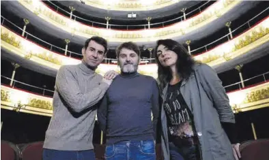  ?? MIGUEL ÁNGEL GRACIA ?? El elenco de la obra, con Fernando Tejero en el centro, ayer, en el Teatro Principal de Zaragoza.