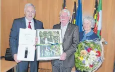  ?? FOTO: MAB ?? Bürgermeis­ter Herbert Witzany dankte Gemeindera­t Benno Müller und dessen Ehefrau Maja.