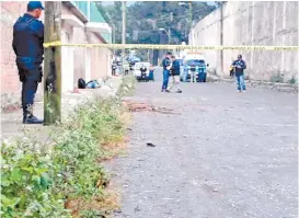  ??  ?? Policías resguardan el lugar del multihomic­idio en Veracruz.