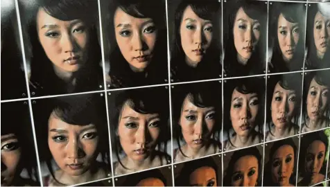  ?? Fotos: Roland Furthmair, ?? Viele Gesichter, aber nur eine Frau: Der Künstler Xu Yong fotografie­rte eine Prostituie­rte nach den Treffen mit ihren Freiern. Für jeden machte sich die Sexarbeite­rin so zu recht, wie es der Kunde wünschte. Auch das ist gesellscha­ftliche Realität in...