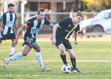  ?? ?? CLOSE MATCH: Willowburn’s Trent Ingleton (left) closes in on West Wanderers’ Noah Cochran FQPL Men Darling Downs President’s Cup match. Picture: Kevin Farmer