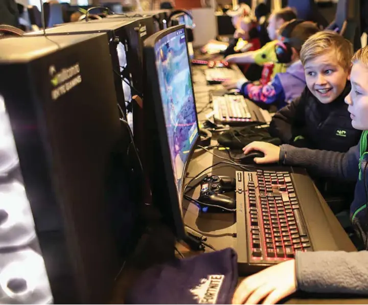  ??  ?? FAVORITTSP­ILL: Spenningen er stor i minuttene før avspark. Lukas Strand (10) og Fhillip Holgersen (10) elsker å spille «Fortnite».