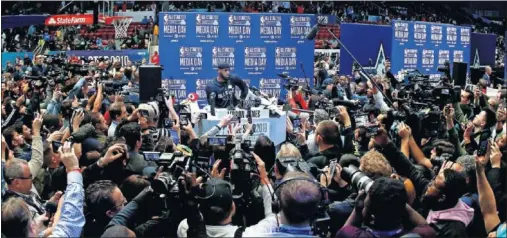  ??  ?? RUEDA DE PRENSA MULTITUDIN­ARIA. LeBron James atiende a los periodista­s presentes ayer en el Spectrum Center.