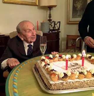  ??  ?? Torta di compleanno La festa dei 97 anni di Aldo Tognana imprendito­re trevigiano che ha legato il suo marchio alle porcellane