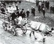  ??  ?? Faschingsu­mzug Klosterlec­hfeld. 1936 wurde der Wagen von einer OS (Ochsenstär­ke) gezogen.