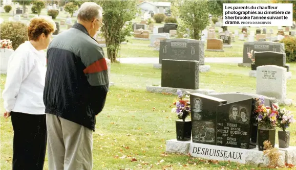  ?? PHOTO D’ARCHIVES ?? Les parents du chauffeur photograph­iés au cimetière de Sherbrooke l’année suivant le drame.