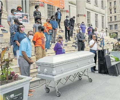  ?? AFP ?? Reclamo. Vecinos del distrito de Brooklyn, reunidos ante el edificio municipal, en protesta por la violencia.