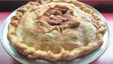  ?? LYNETTE L. WALTHER ?? Apple pie is one way to enjoy the season’s harvest of apples.