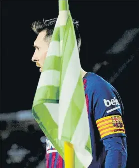  ?? FOTO: MANEL MONTILLA ?? Ovacionado en campo rival La afición del Betis aplaudió y coreó a Messi