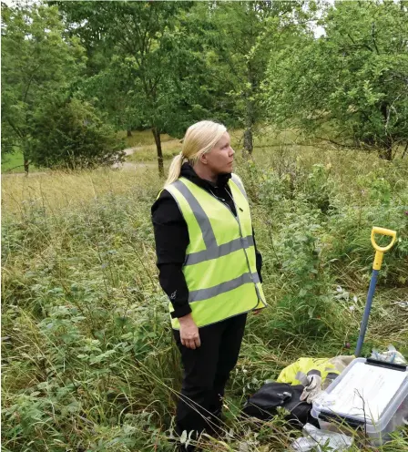  ??  ?? Arkeologer­na Mia Lempiäinen-Avci och Janne Rantanen har två veckor på sig att göra utgrävning­ar på Själö. De har grävt fyra hål i olika delar av ön.