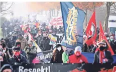  ?? FOTO: KUSCH/DPA ?? Demonstran­ten zogen am Samstag über eine Landstraße in Kalkar. Im Freizeitpa­rk „Wunderland“hielt die AfD ihren Bundespart­eitag ab.