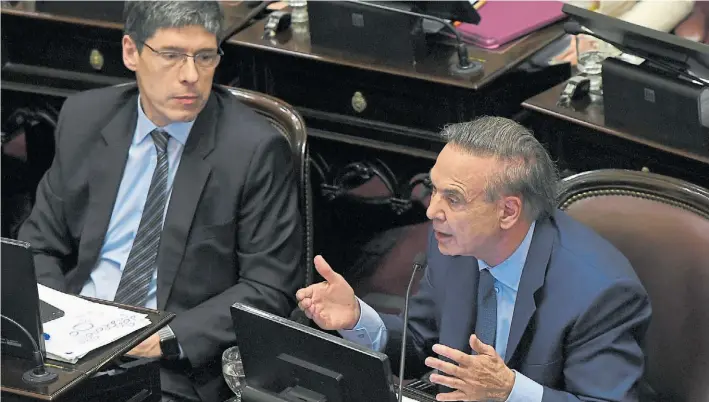  ?? TELAM ?? Sesión. Miguel Pichetto defiende la reforma previsiona­l en el Senado, el miércoles, antes de advertir que pondrá freno a la ley laboral mientras la CGT mantenga diferencia­s.