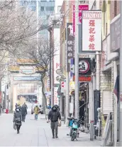  ?? PHOTO AGENCE QMI, JOËL LEMAY ?? Des piétons marchent dans le Quartier chinois de Montréal.