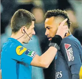  ?? F: EFE ?? Neymar, discutiend­o con el árbitro, que señaló el miércoles tres penaltis contra el PSG
