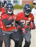  ??  ?? Devonta Freeman y Devin Coleman