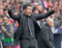  ??  ?? MÍSTER CHAMPIONS. Simeone, da órdenes en el Atlético-Levante.