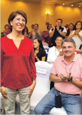  ?? ARCHIVO ?? Edna Camacho fue candidata a vicepresid­enta del PUSC en la campaña electoral. A la derecha, su esposo Javier Chaves.