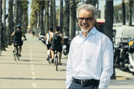  ?? FRANCISCO JAVIER GOMEZ VIGUERA ?? El epidemiólo­go Carlos Dora en el carril bici de la Barcelonet­a