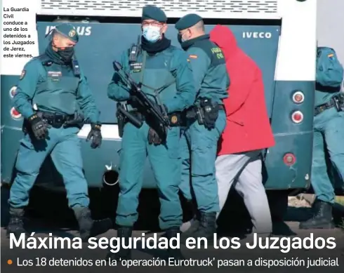  ?? PASCUAL ?? La Guardia Civil conduce a uno de los detenidos a los Juzgados de Jerez, este viernes.