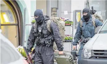  ?? FOTO: DPA ?? Geiselnahm­e beendet: Polizisten einer Spezialein­heit verlassen das Landratsam­t in Pfaffenhof­en.