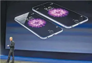  ?? ASSOCIATED PRESS FILE PHOTO ?? Apple CEO Tim Cook talks about the iPhone 6 and iPhone 6 Plus during an Apple event in San Francisco in March 2015. Apple is apologizin­g for secretly slowing down older iPhones, which it says was necessary to avoid unexpected shutdowns related to...