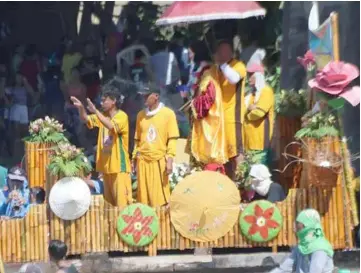  ??  ?? Thousands of devotees belonging to the Knights of St. Peter guard the holy image of ‘Apung Iru’ during the three-day Apalit town fiesta which was highlighte­d by a fluvial parade at the Pampanga River. This year, accompanyi­ng St. Peter is St. Paul or...
