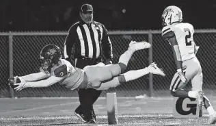  ?? Photos Billy Calzada / Staff photograph­er ?? Southwest Legacy’s Javier Murillo, left, goes all out to make a diving touchdown catch past Brackenrid­ge’s Gino Pina during the third quarter Friday night.