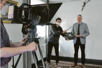  ?? Foto: Helmut Bissinger ?? Mertingens Bürgermeis­ter Veit Meggle zieht vor der Kamera Bilanz. Das Video läuft ab sofort im Internet auf der Homepage der Gemeinde.