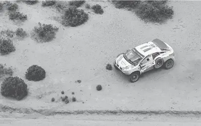  ?? — Gambar Reuters ?? TRAGIK: Kereta Mitsubishi yang dipandu Baud tersadai di tepi jalan pada peringkat ketujuh Rali Dakar 2016 deka Uyuni, Bolivia kelmarin.